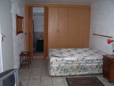 Bachelor Flat in Ormonde available