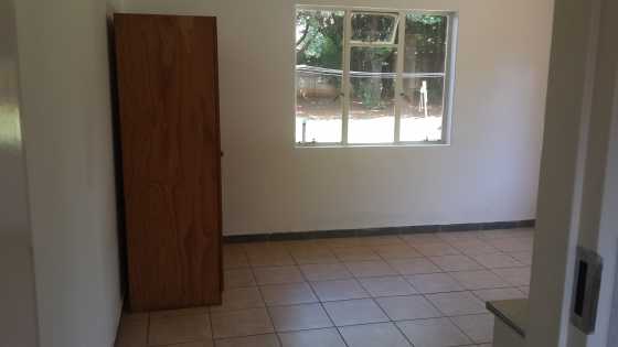 Bachelor flat in Rooihuiskraal