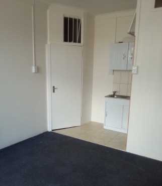 BACHELOR Unit for single Lady - Boksburg CBD