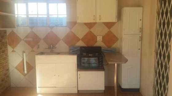 Bachelors039s flat, very neat, w amp l included, regret NO animals, R3 400, Alberton