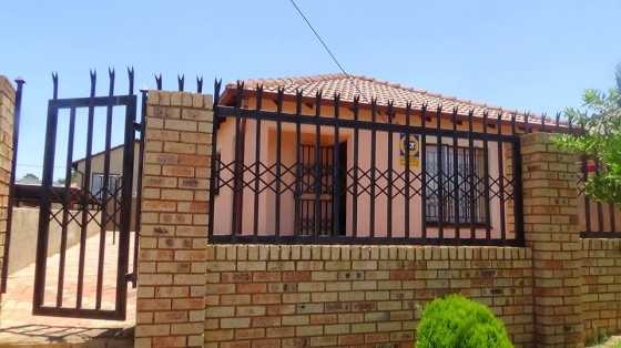 BACK ON THE MARKET - 3 BEDROOM HOUSE IN LOTUS GARDENS