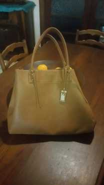 BAG FOR SALE (Forever New) ONLY R700.00 CONTACT   0824122473