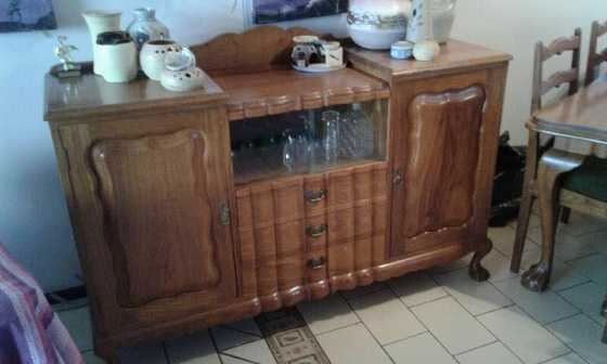 BALL AND CLAW 6 SEATER KIAAT DINNER AND DISPLAY CABINET SET.AS NEW.