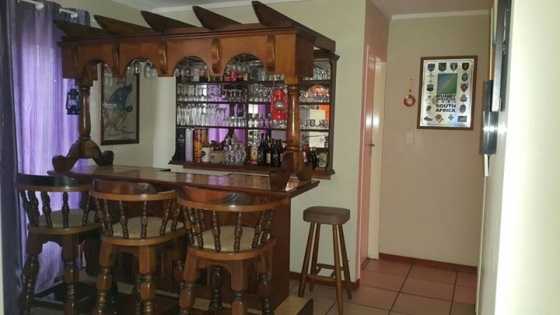 Bar with mirors in back raak