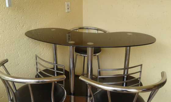 Barcounter and chairs.