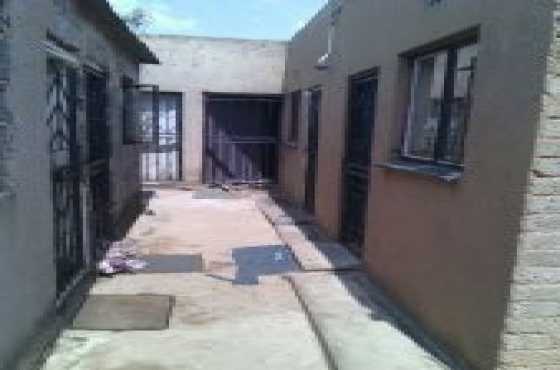 BARGAIN Stand for sale in Tembisa Phomolong with 8 rooms