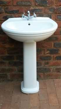 Basinwithpedestal(white)withmixer.GoodconditionR375forallthree