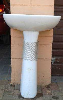 Bathroom Basin and Pedestal White as good as new.