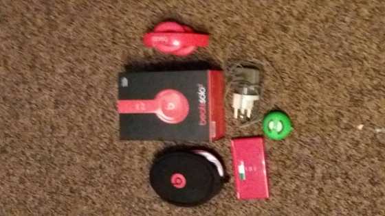 Beats solo2 in great condition only missing the aux cable (Red) with Shoxmaxi and nNintendo DS with