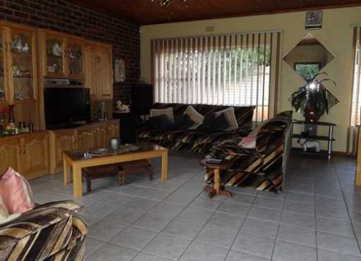 Beautiful 4 Bedroom Facebrick Home with Granny Flat