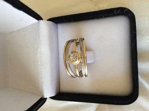 Beautiful 9ct Gold Ring with 1 diamond pointer