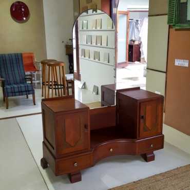 Beautiful Art Deco dressing table, beautiful lines, great mirror, 3 drawers, 2 cabinets