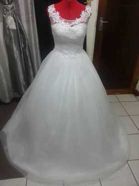 Beautiful big Ball Gown Wedding dress for sale