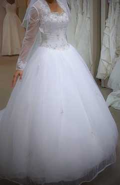 Beautiful corset white wedding gown  matching veil for sale