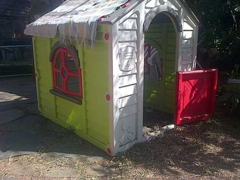 Beautiful kids playhouse 900cm by 110 cm