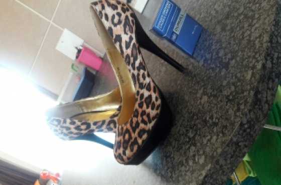 Beautiful Leopard printed heels- size 6