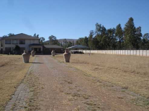 Beautiful Plot.Small Holding in Andeon near the Hornsneck Road. Double storey with 4 Lock up Garages