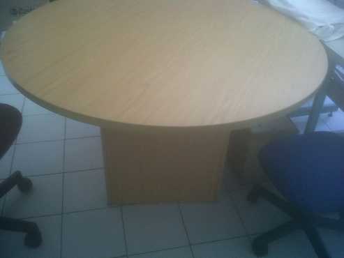 Beautiful round Oak Table