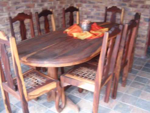 BEAUTIFUL (SWARTHOUT) DINING TABLE WITH 8 CHAIRS (MET RIEMPIES)