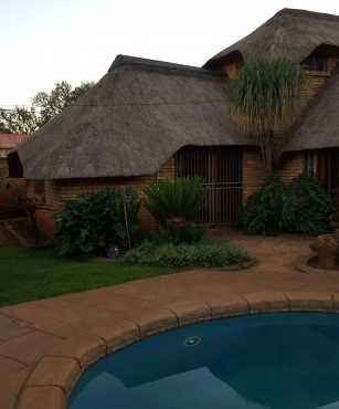 Beautiful Thatched Garden Cottage in Dalview