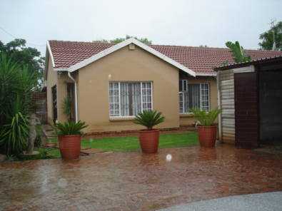 BEAUTIFUL TILE ROOF HOUSE IN DASPOORT LUP 5 VEHIC