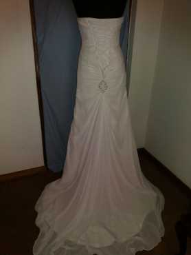 Beautiful wedding gown for sale