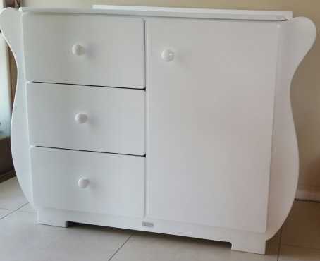 Beautiful white sleigh compactum