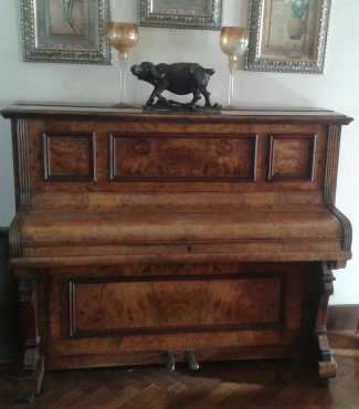 Beautifull antique piano