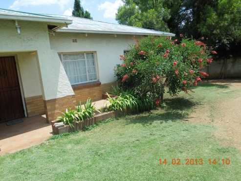 BED ROOM in a house in Fontainebleau  Rabie Str. walking to Damelin college and Water front