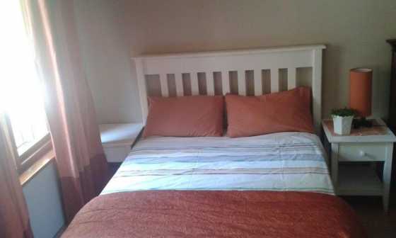 BEDROOM SUITE INCLUDING MATTRESS. SLEIGH BED (QUEEN) WITH 2 x MATCHING PEDESTALS amp 1 x DRESSER