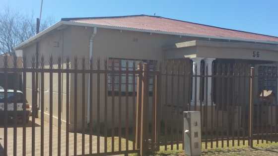 Bedroom to-let in house close to Luipardsvlei station