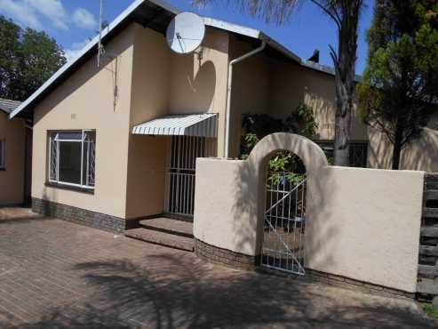 Bedroom to-let professional female Randburg   R 3500.00m to R3750.00m incl wl,