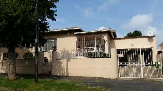 Bedroom with build in cupboards to let in Troyeville