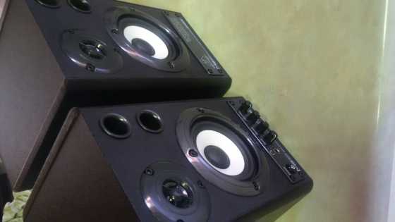 Behringer studio monitors speakers MS20