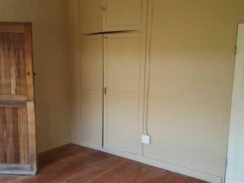 Bellevue open plan bachelor flat with separate bathroom and kitchen R2400