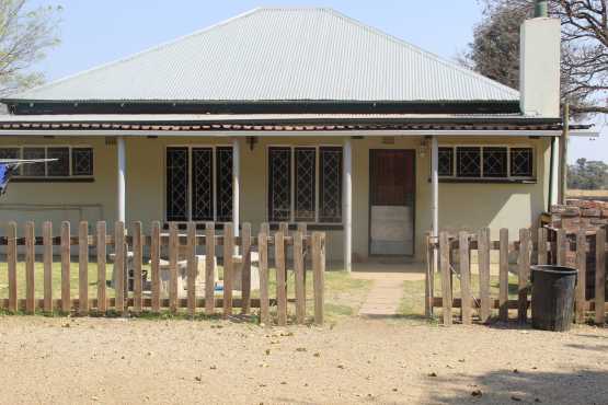 BENONI-ZESFONTEIN- A MINI FARM OF 8.5 Ha-CLOSE TO PETIT-OLD BUT WELLKEPT RESIDENCE