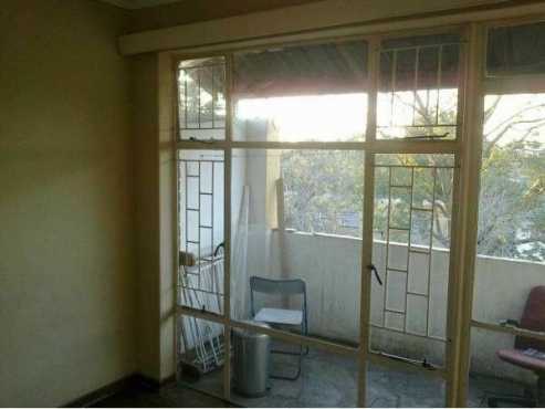 BEREA North Honey Street open plan bachelor flat with bathroom and kitchen R2300