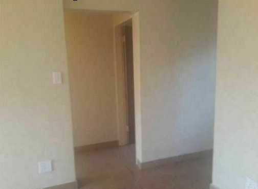 Berea North open plan bachelor flat to let Rental R2500 excl water and lights