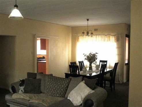 Bez Valley 3bedroomed family house to let for R7000 EXCL WATER AND LIGHTS bathroom kitchen lounge, p