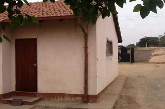 Big garage for rent in ebony park for R1200