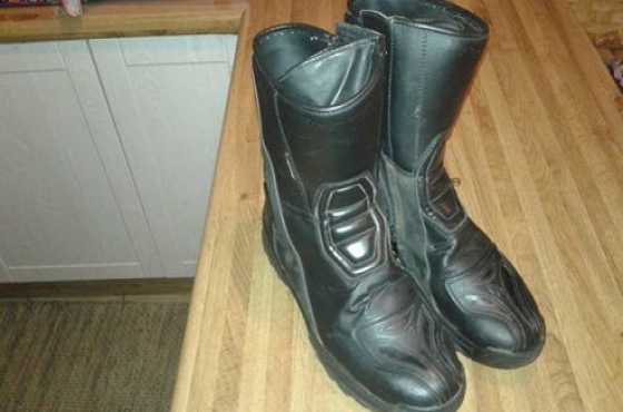 Bike boots for sale (size 9) - R300. Pho ne schalk 0824414643