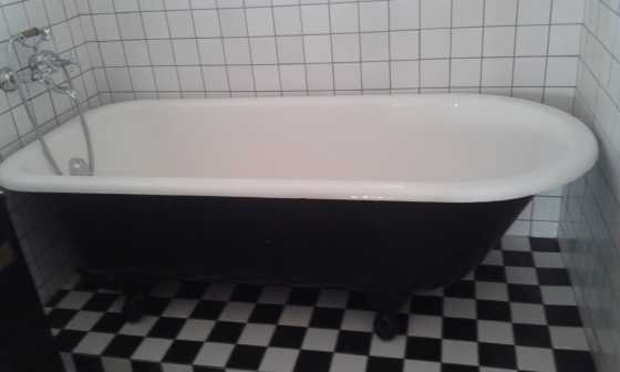 Black and White Cast Iron Footed Bath 1,71m (long) x 76cm (wide)