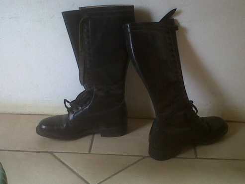 Black leather Waytread size 89 boots good condition.