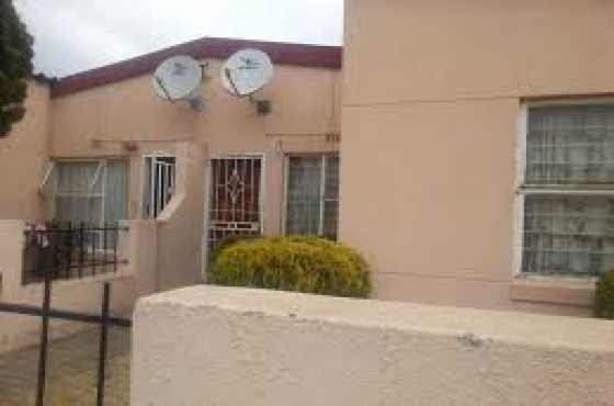 Bloubosrand 2bedroom garden simplex townhouse in complex with daycare and shop R3900