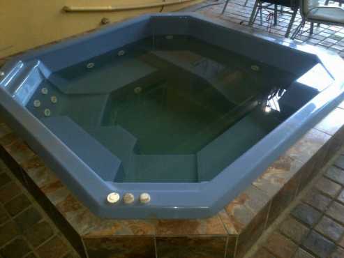 Blue 10 - 12 seater Jacuzzi in good condition