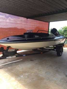 Boot met 200 pk V6 buiteboord enjin