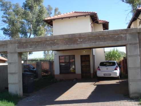 Booysens. Pretoria. Duplex with 2 bedrooms. parking for 2 vehicles behind a sliding gate.