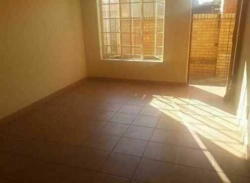 Braamfontein bachelor flat to rent