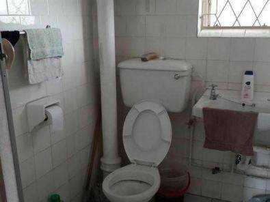 Braamfontein open plan bachelor flat to let