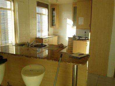 Braamfontein open plan bachelor flat to let